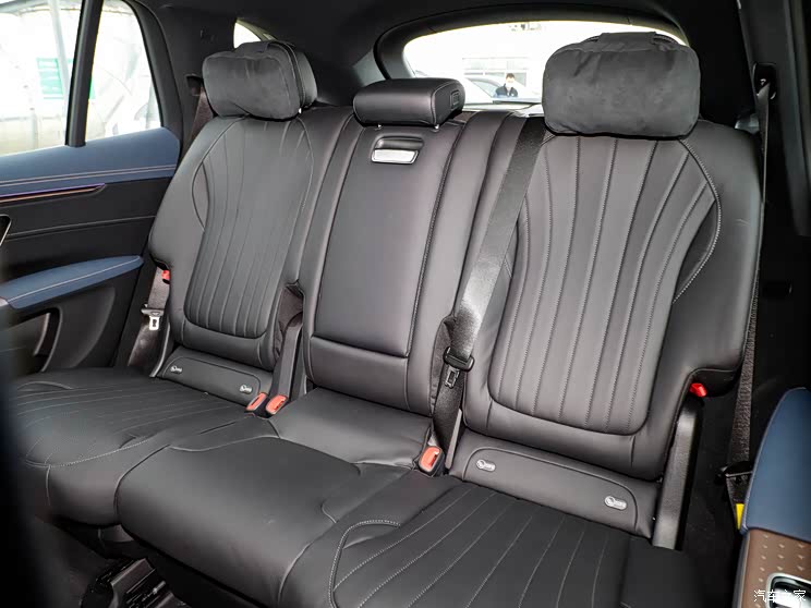 梅赛德斯-EQ 奔驰EQS SUV 2023款 450 4MATIC 豪华版 梅赛德斯-EQ 奔驰EQS SUV 2023款 450 4MATIC 豪华版
