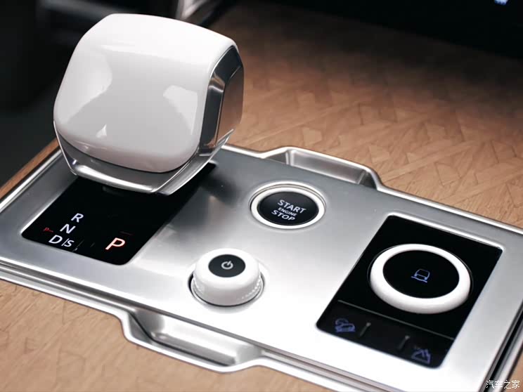 路虎(進(jìn)口) 攬勝 2023款 4.4 V8 530PS SV 加長版 路虎(進(jìn)口) 攬勝 2023款 4.4 V8 530PS SV 加長版