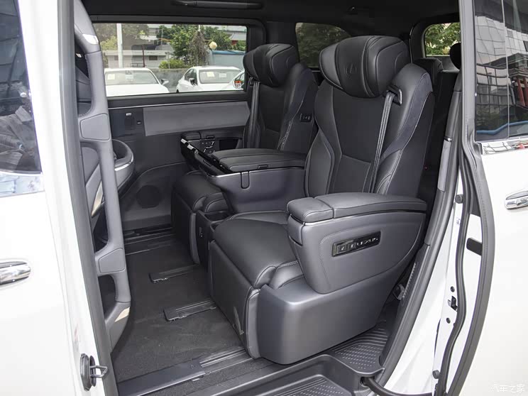 雷克萨斯 雷克萨斯LM 2023款 350h 七座隽雅版