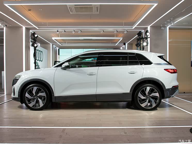 上汽奧迪 奧迪Q5 e-tron 2022款 50 e-tron quattro 榮耀型 錦衣套裝 上汽奧迪 奧迪Q5 e-tron 2022款 50 e-tron quattro 榮耀型 錦衣套裝