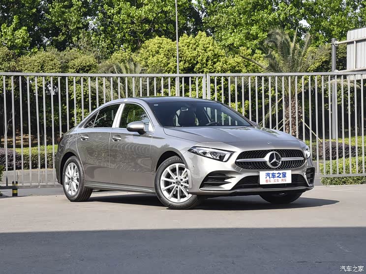 北京奔驰 奔驰A级 2020款 改款 A 200 L 运动轿车动感型