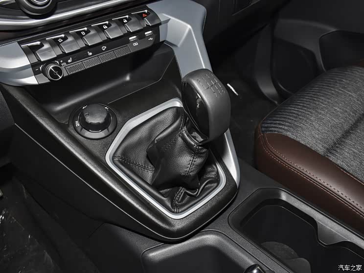 长安凯程 长安凯程F70 2022款 2.5T柴油手动四驱豪华版长轴JE4D25