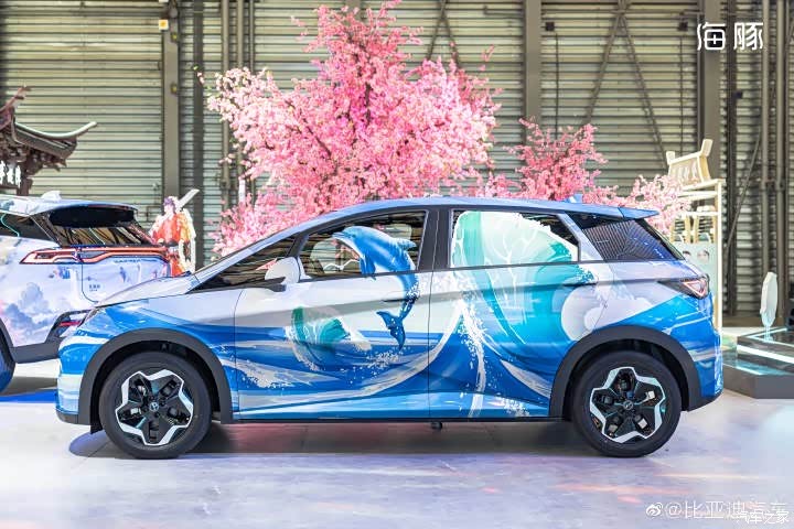 首款“海洋美学”设计 比亚迪海豚亮相