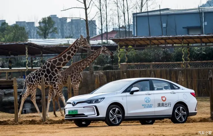 传统车企PK蔚小理的焦虑  超跑缓解不了