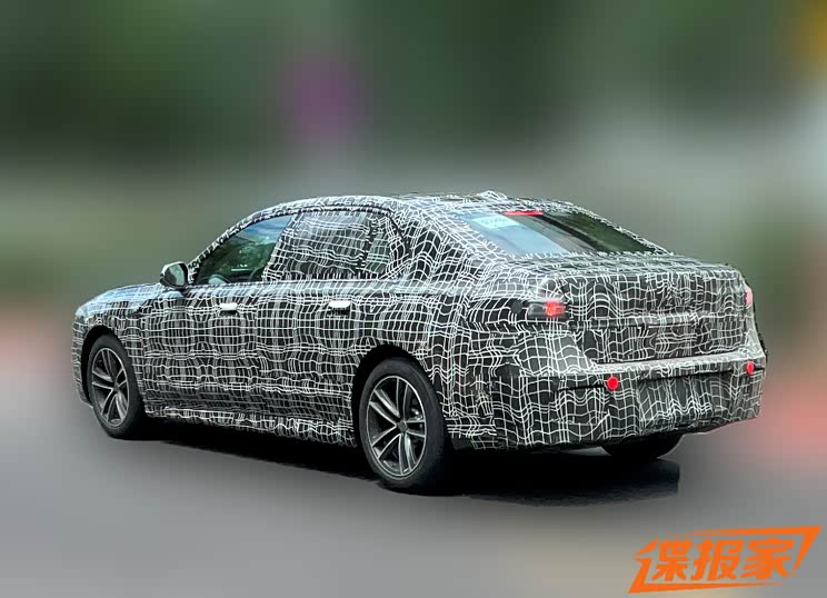前脸设计变化大 宝马i7国内路试谍照