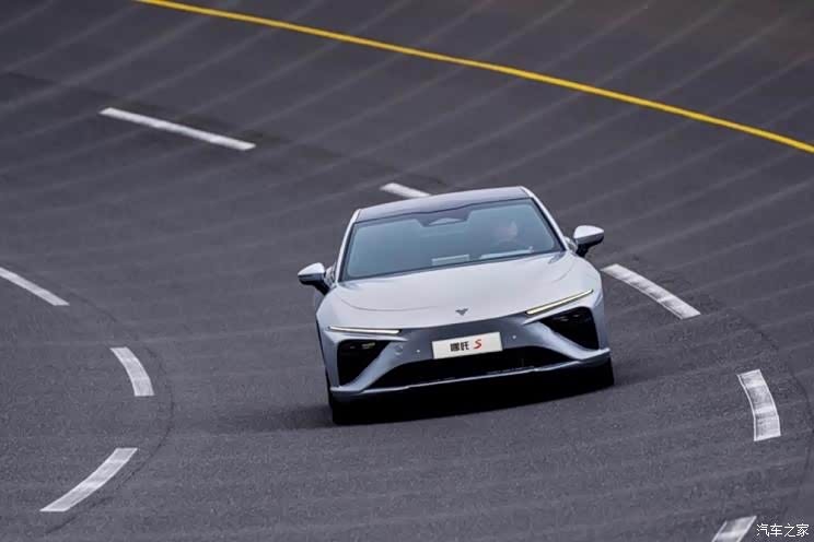 实现“四屏联动” 哪吒S内饰官图发布