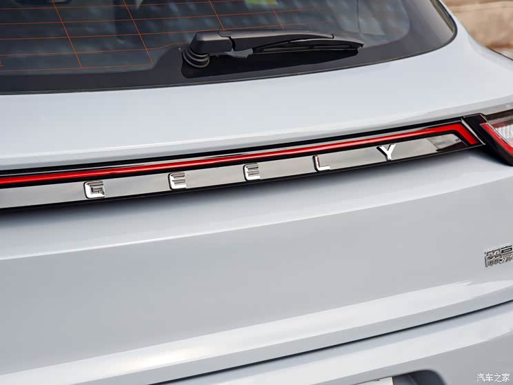 增摩登灰配色 吉利帝豪S跨界玩家版亮相