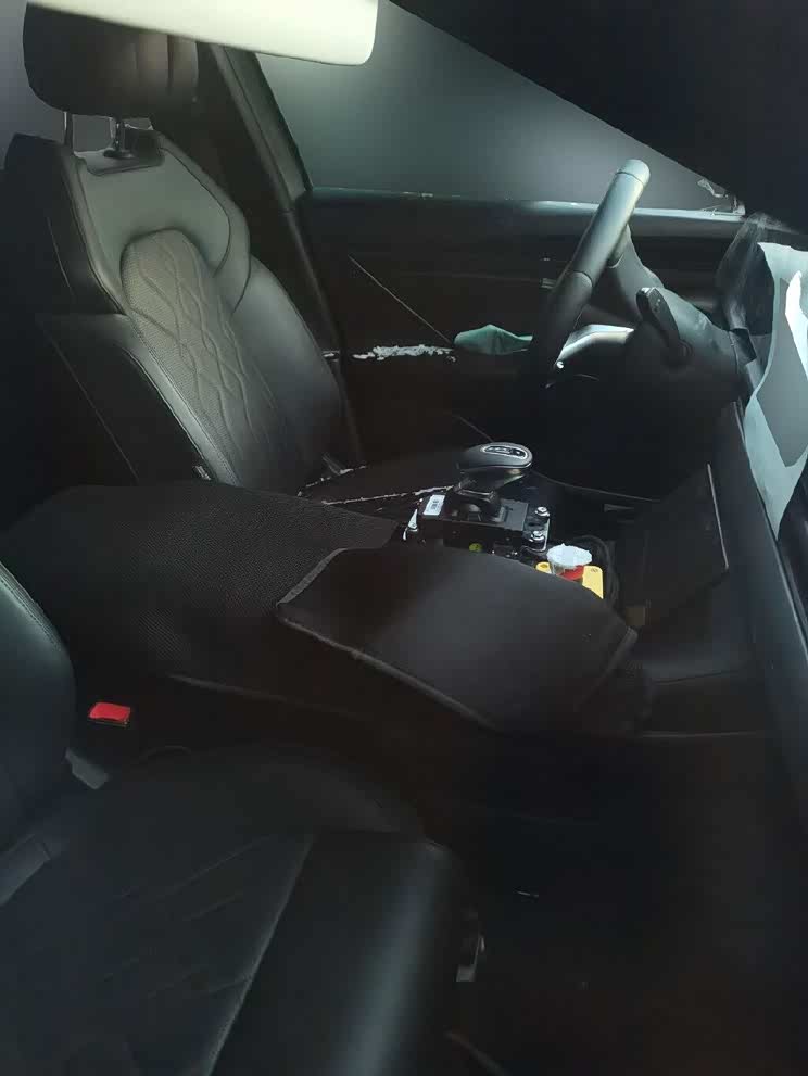 车长有望超5米 岚图旗舰轿车谍照曝光