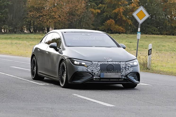 梅赛德斯-AMG EQE 53低伪装谍照曝光