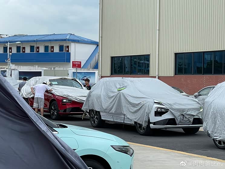 配激光雷达 疑似小鹏汽车中大型SUV谍照