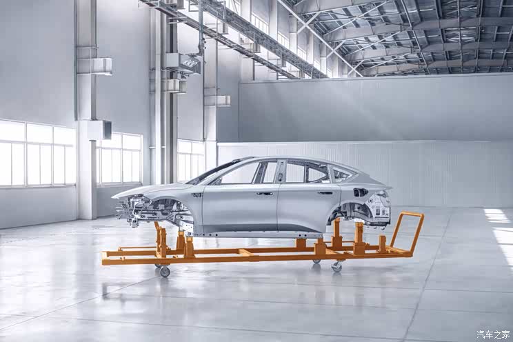 蔚来ET5首批生产线验证样车正式下线