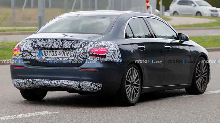 配吉利新发动机?新款奔驰A级路试谍照