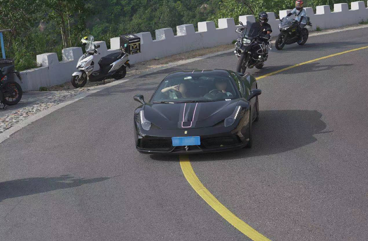 法拉利违章被举报 驾车人疑似某明星