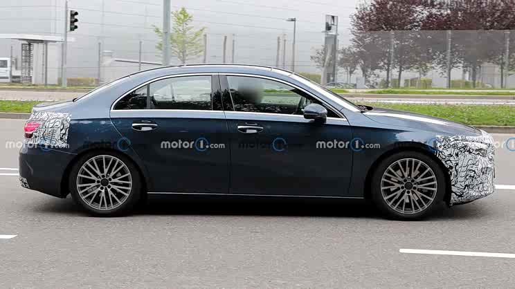 配吉利新发动机?新款奔驰A级路试谍照