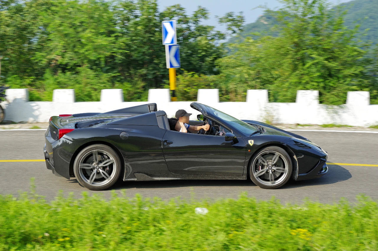 法拉利违章被举报 驾车人疑似某明星