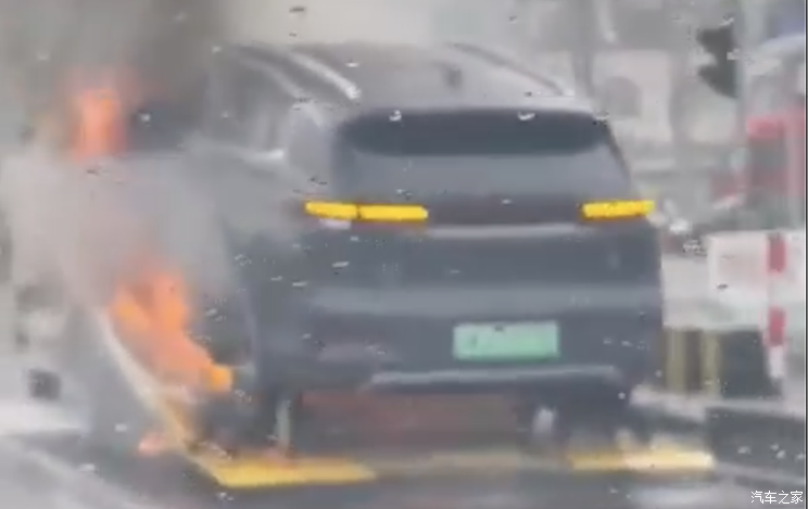 原因正在调查  比亚迪唐拖车上起火