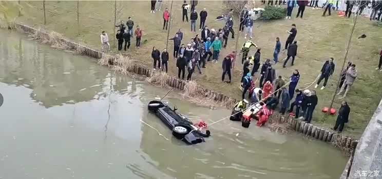 突发 一辆特斯拉Model Y意外坠河!