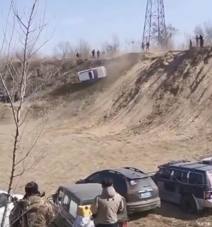 驾驶人被刑拘 普拉多冲坡翻滚致一死