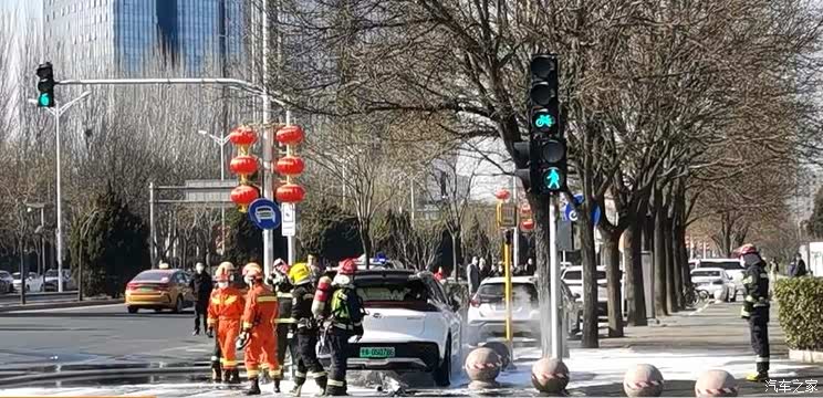车底冒烟 一辆AION LX发生起火事故