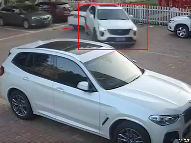 油门当刹车!男司机倒车转360度连撞5车