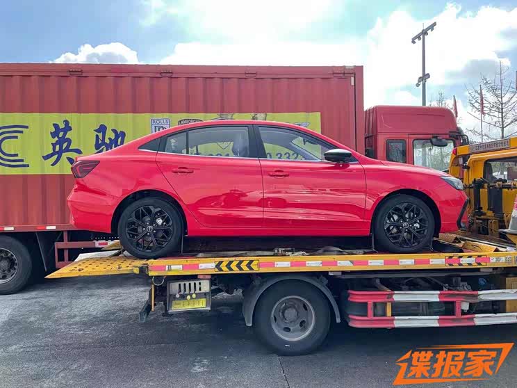 2021成都车展探馆:上汽荣威i5 GT现身