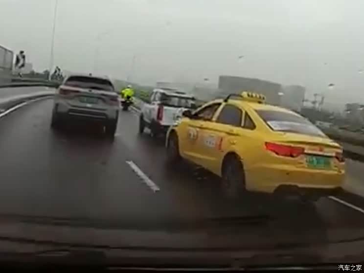 热心市民协助民警拦截老年代步车!