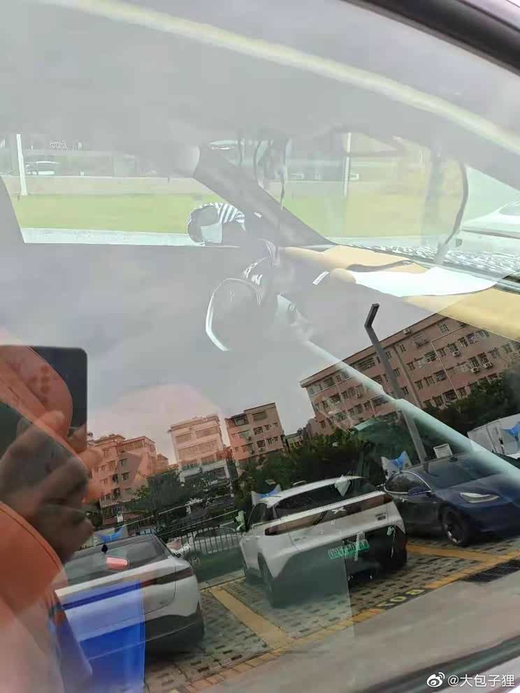 贯穿式中控屏 小鹏中大型SUV内饰曝光