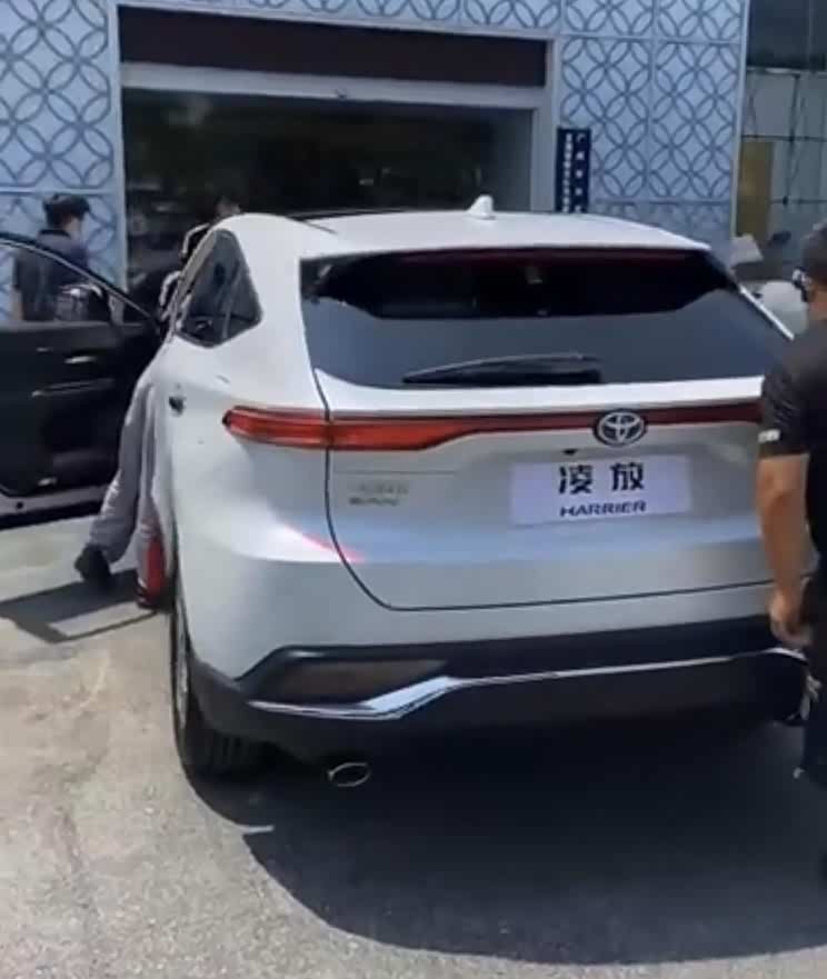 定名为凌放? 一汽丰田Harrier实车谍照