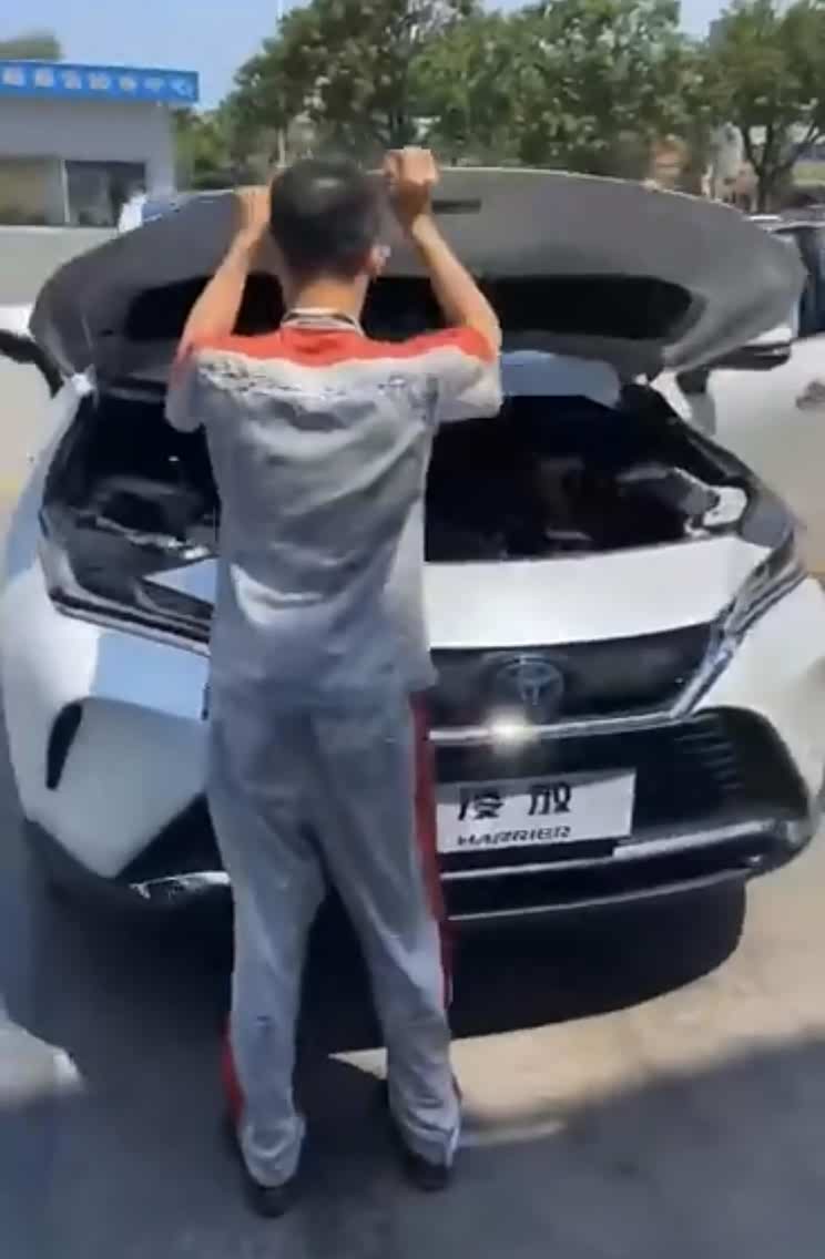 定名为凌放? 一汽丰田Harrier实车谍照