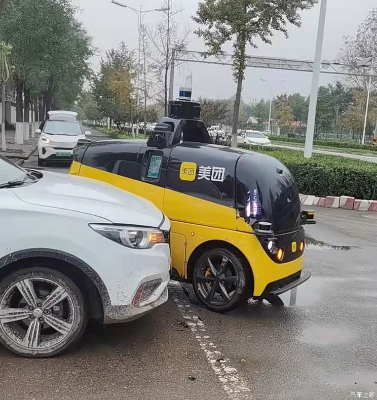 北京一私家车与美团无人配送车发生碰撞