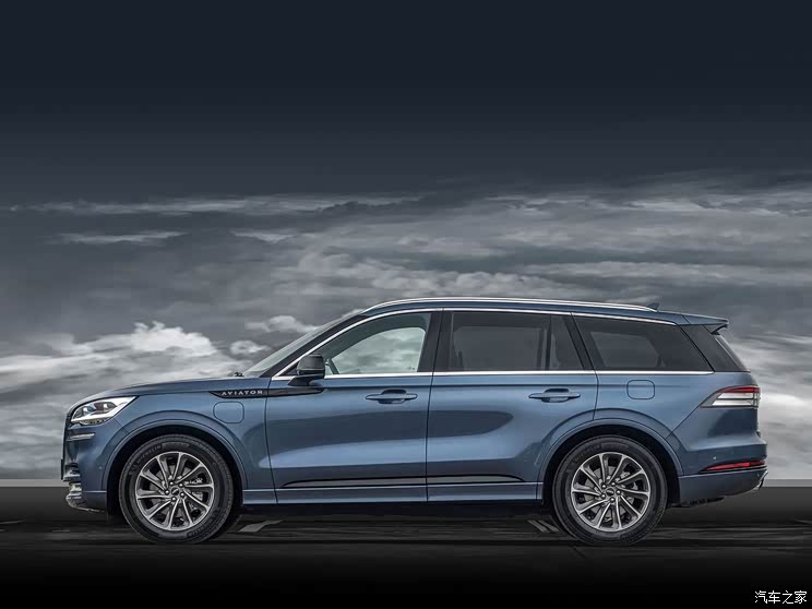 全新飞行家定位于一款中大型suv,宽大的车身透露出了浓浓的美式suv