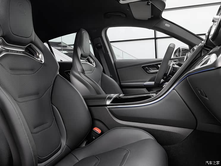 『上下图:奔驰amg glc 43 coupe』内饰部分,新车与glc普通版基本相同