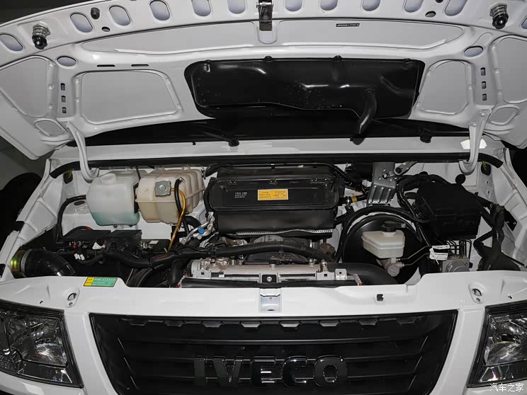 5t 4缸柴油发动机,最大功率122马力,最大扭矩285牛·米,与之匹配的是5