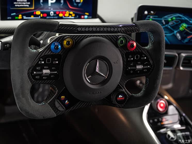 内饰中,amg one也采用了类似f1赛车中的半躺式坐姿,将驾驶员完全包裹