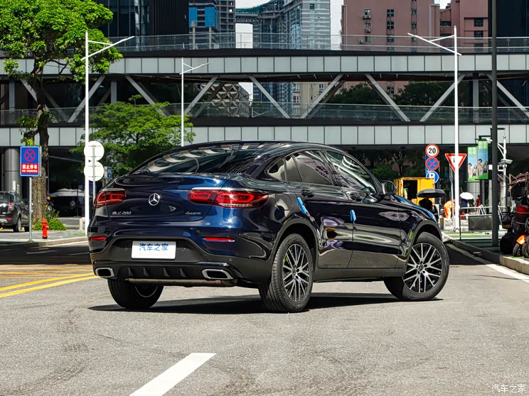 奔驰(进口) 奔驰GLC轿跑 2023款 改款 GLC 260 4MATIC 轿跑SUV