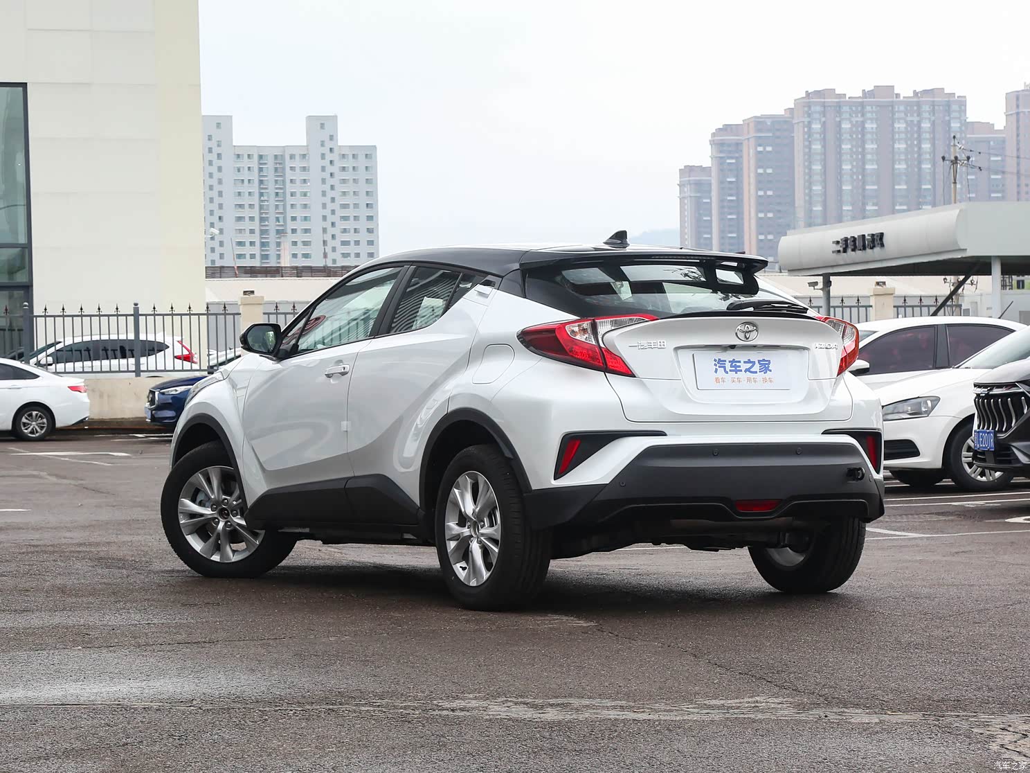 外观依旧犀利2023款丰田奕泽izoa到店