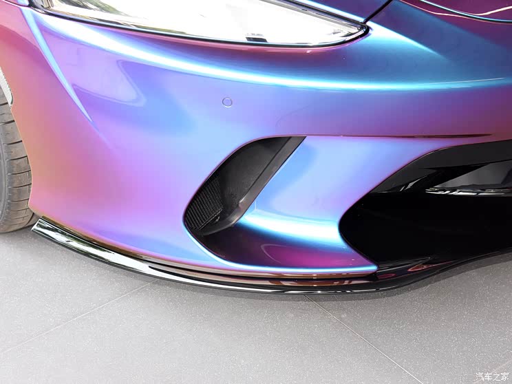 普通版迈凯伦gt相比基本没有区别,但全车采用了"五彩斑斓"的变色车漆