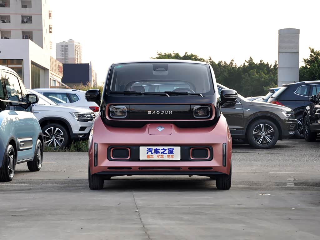 我们在经销商处拍摄到了新宝骏e300,新车作为新宝骏旗下首款新能源