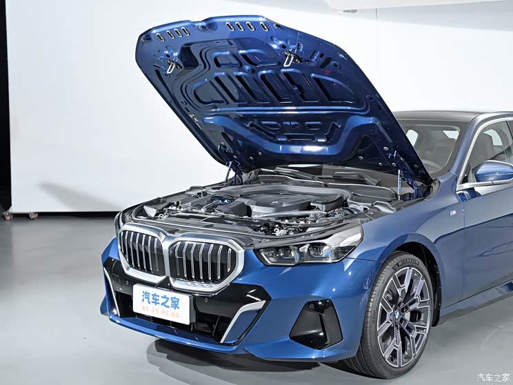 BMW Brilliance BMW 5 Series 2024 530Li M Sports Suit BMW Brilliance BMW 5 Series 2024 530Li M Sports Suit