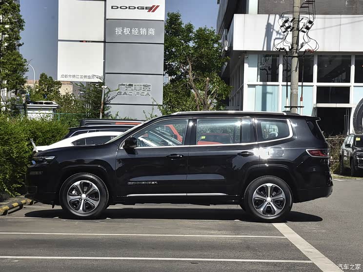 定位5座中型suv jeep指挥官phev到店