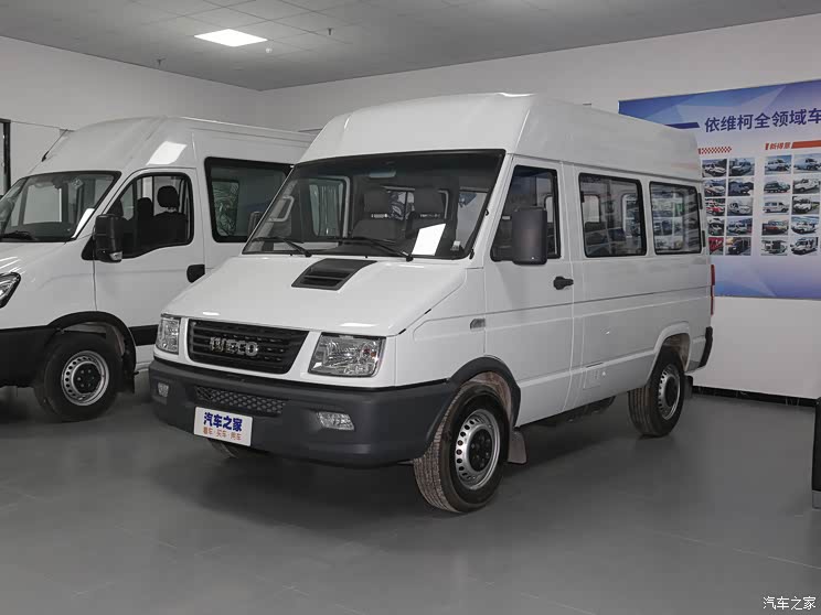 南京依维柯 依维柯得意 2020款 2.5t a35客车单胎中顶5-9座侧移门国vi