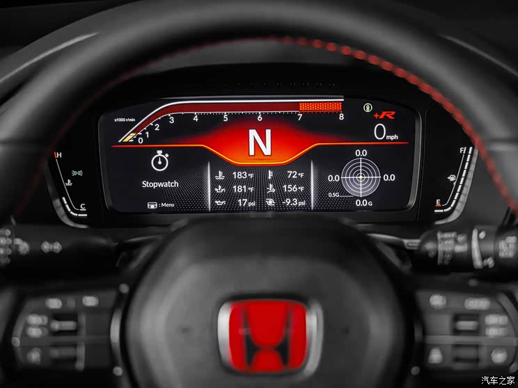 其之上安装了一个大尺寸的后扰流板,为车辆尾部带来不错的下压力表现