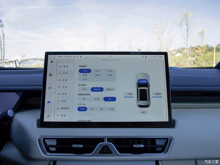内饰来看,摩卡hi4车型继续提供黑色,黑棕,灰蓝,黑米4种内饰颜色可选