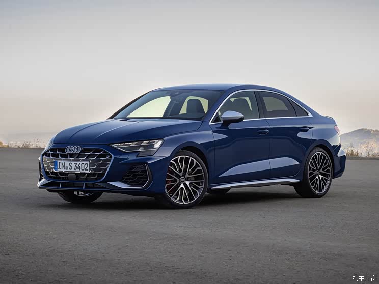 先来看外观,新款奥迪s3外观延续了新款奥迪a3的变化,六边形进气格栅