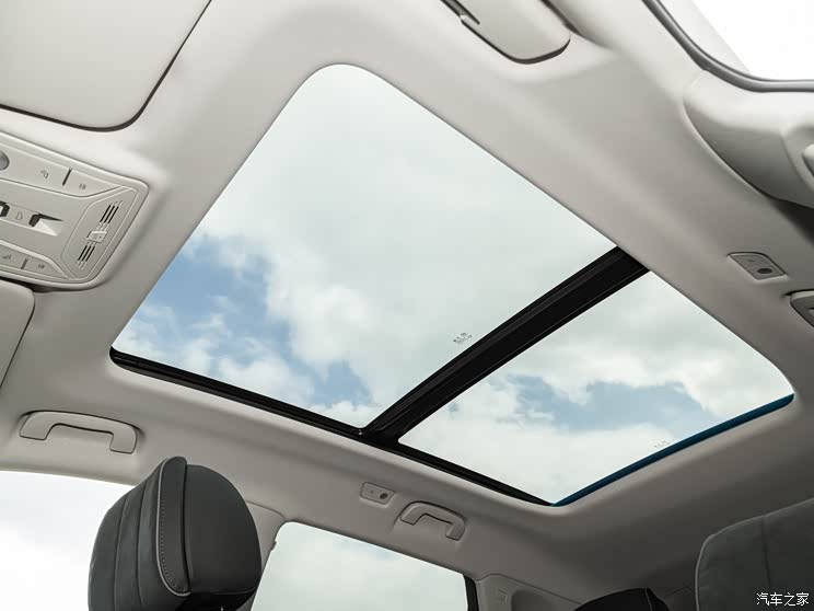 外观大气而沉稳2022款红旗hs5到店