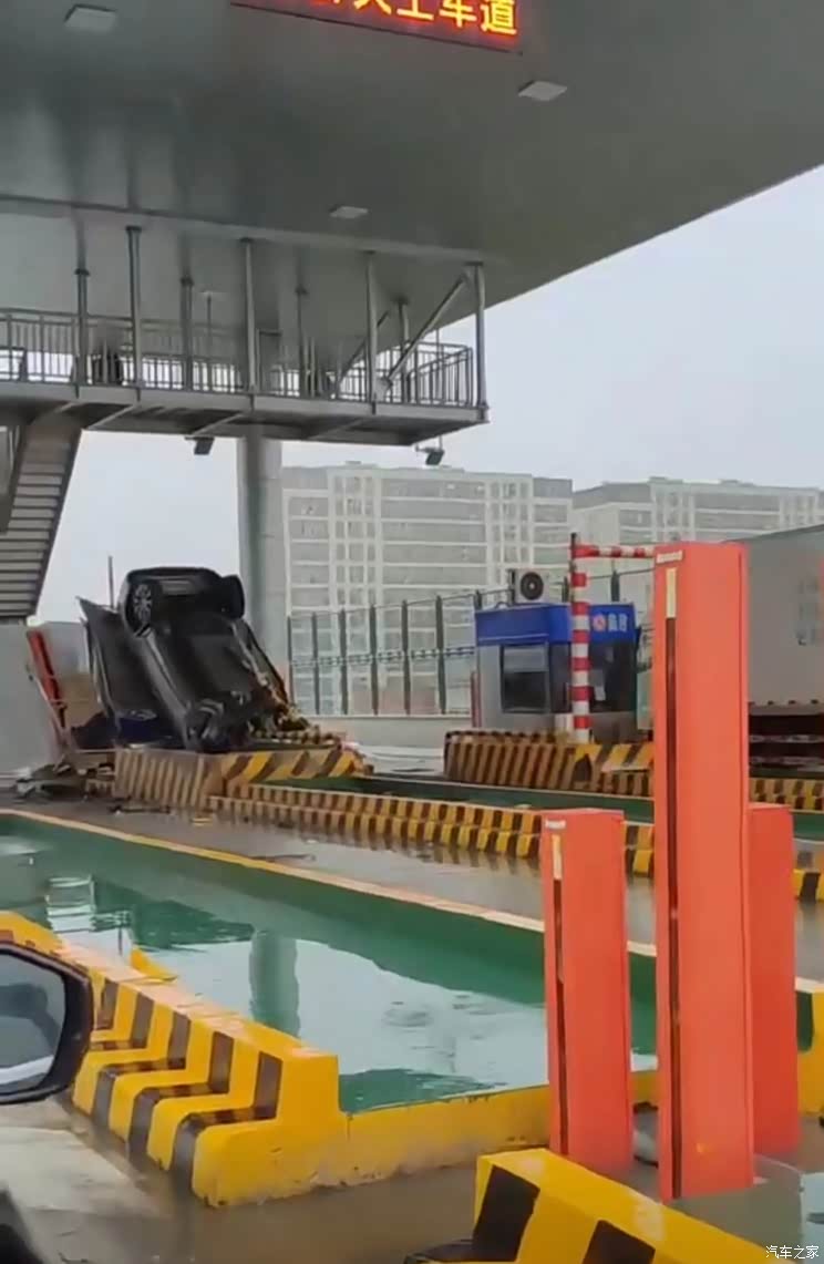 突发!上海沪奉高速一车辆撞翻收费站岗亭_快讯_汽车之家
