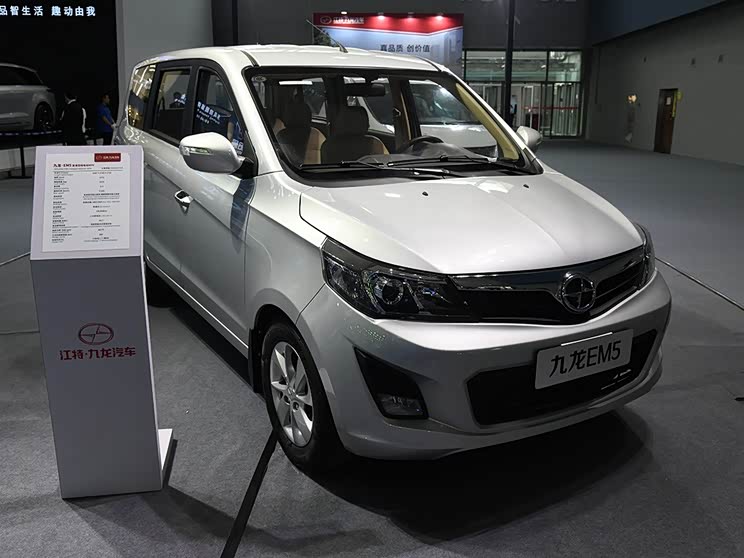 九龙em5是一款纯电动微面,相比我们熟悉的以拉货为主的微面产品,它