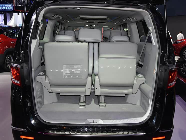 经过加长后,瑞风m6l显著提升了后备厢空间,即第三排座椅至尾门的间距