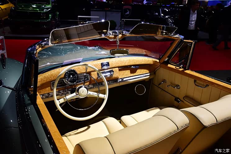 此次展出的这台是300 sc roadster,内饰部分以浅色调为主,运用大量