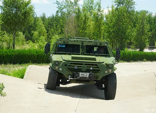 第三代军车评测:长轴2代猛士装甲车